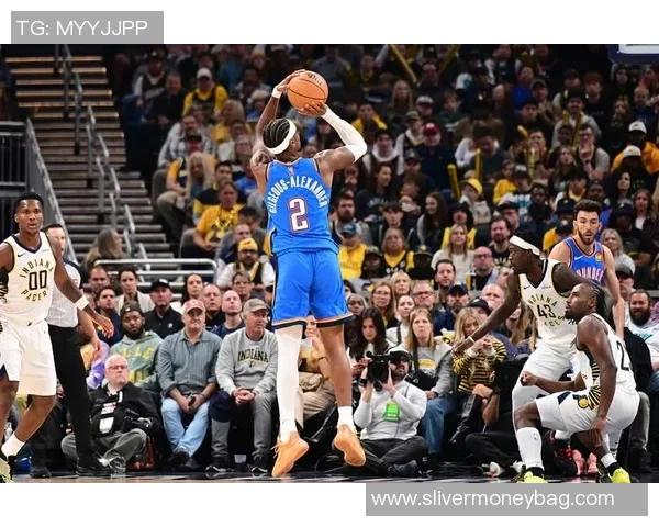 亚历山大轰下55分创生涯新高赛后为客场球迷签名引全场沸腾